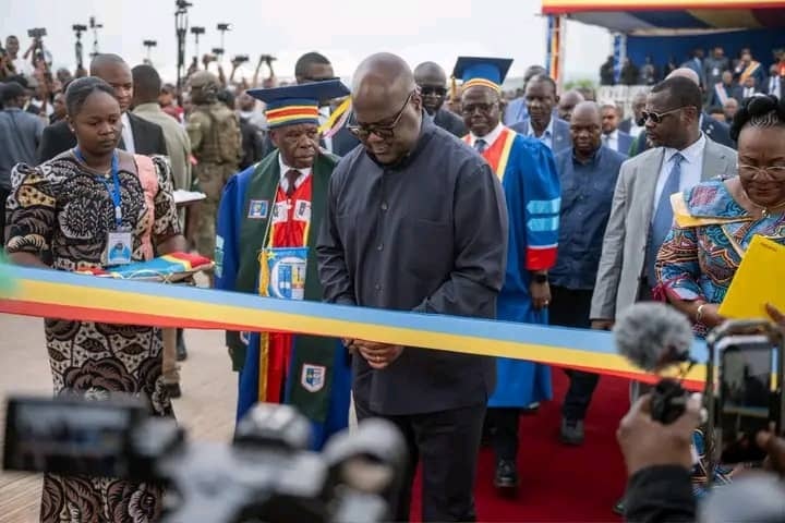 Le Chef de l'État coupe le ruban inaugural du campus de l'UNIKAN, entouré des autorités académiques